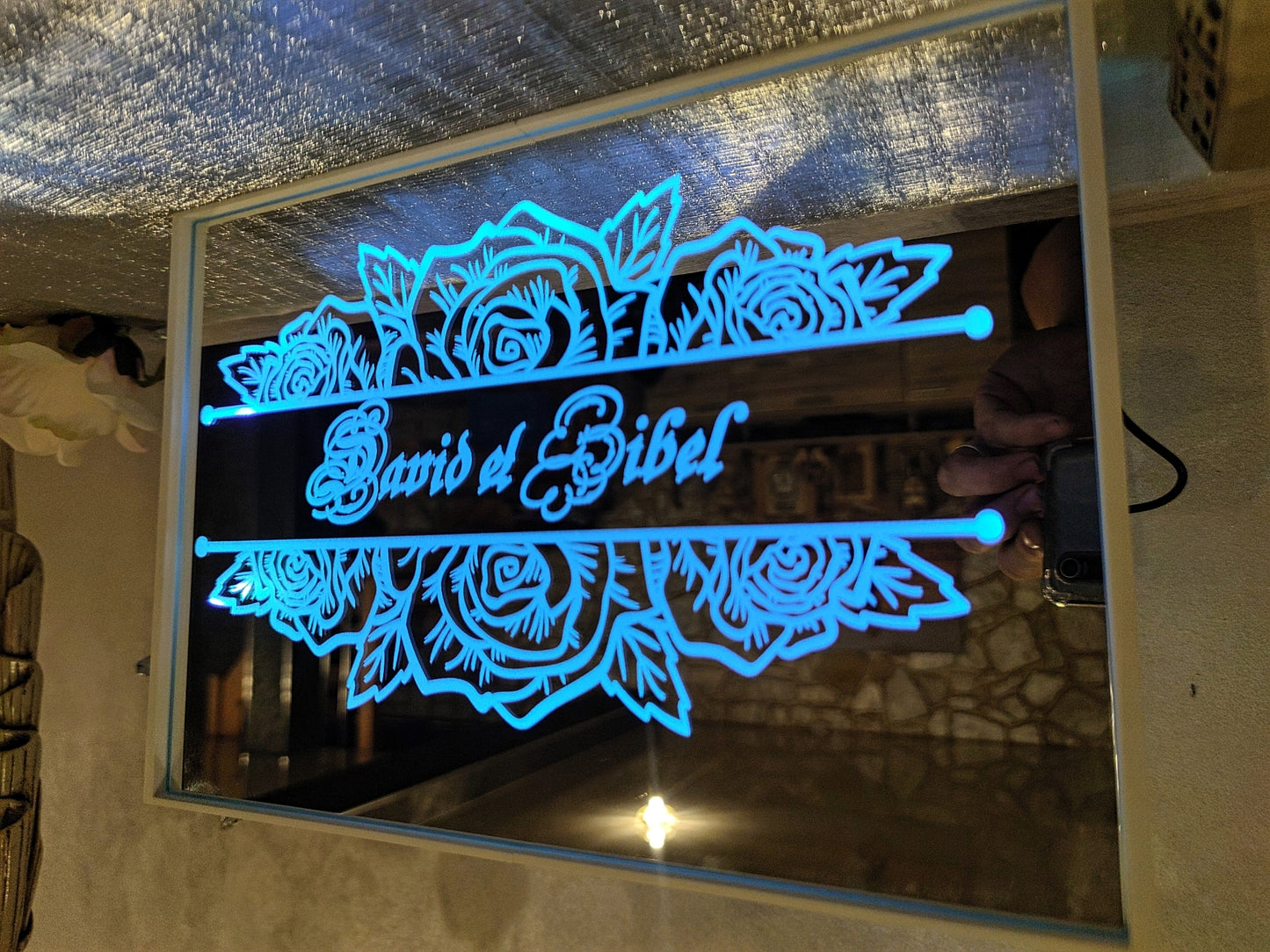 Spiegel mit Gravur und Lichtwechsel